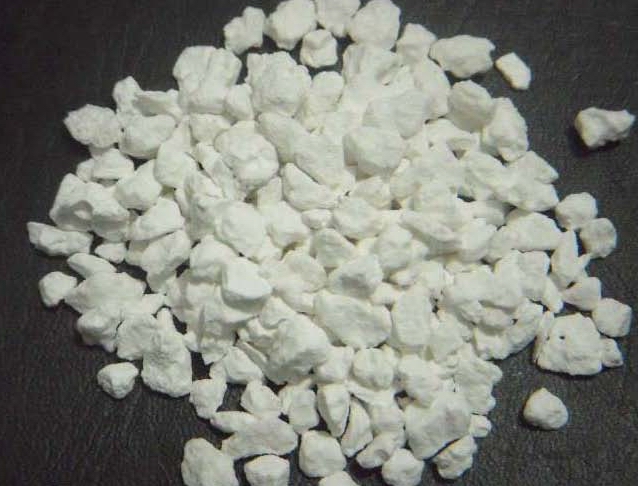 calcium-chloride-cacl2-74-77-94-the-snow-melting-agent-10043-52